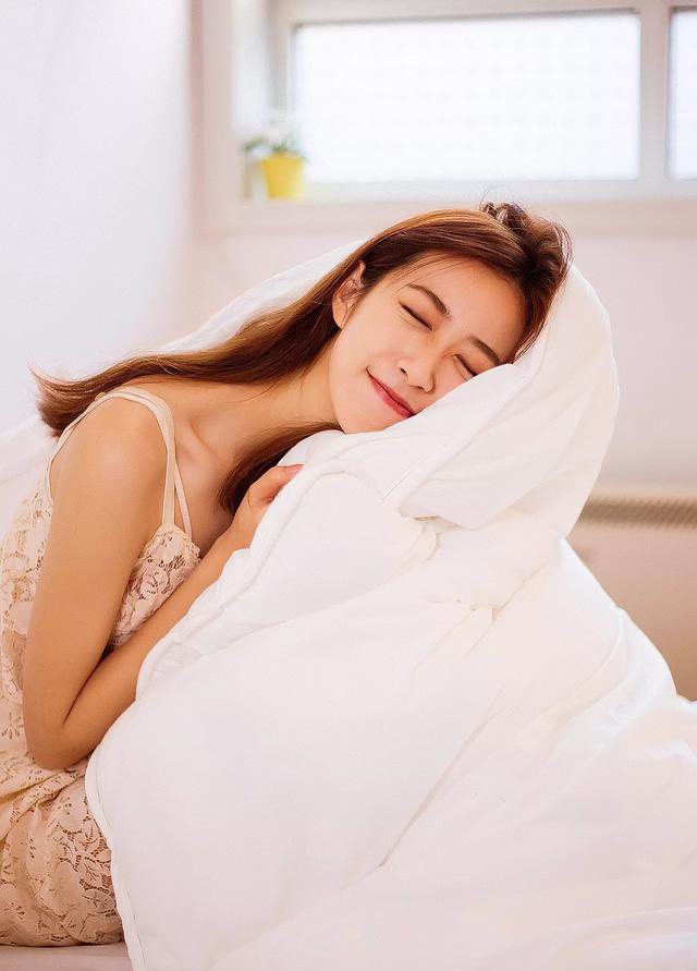 韩国蕾丝美女吊带酥胸睡衣美女图片