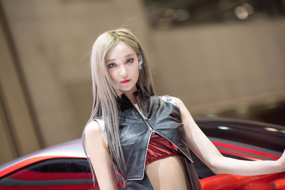 韩国美女紧身皮衣喷血撩人图片