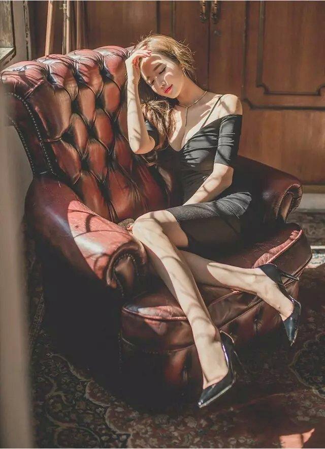 韩国长腿美女黑色吊带短裙的魅力图片