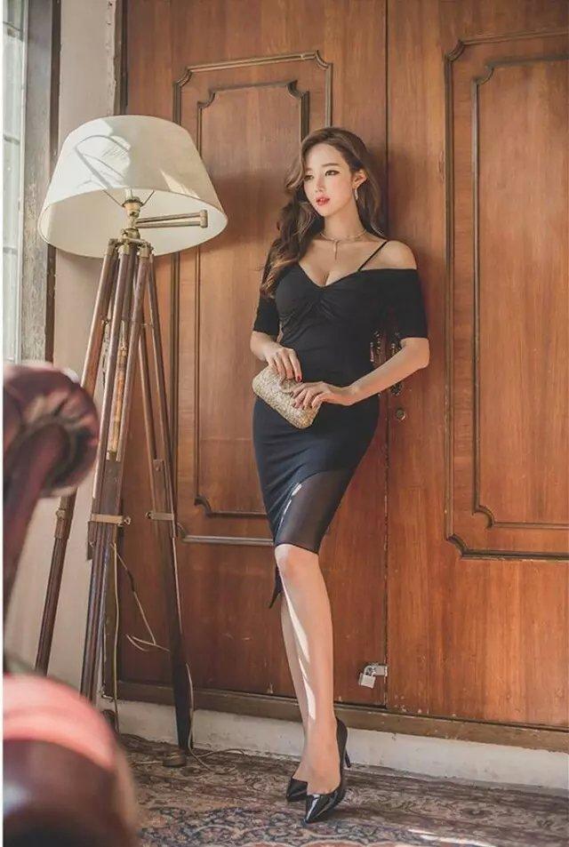 韩国长腿美女黑色吊带短裙的魅力图片