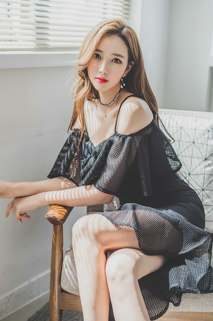 韩国光影美模吊带蕾丝镂空裙养眼迷人美胸图片